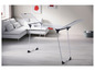 Een wit metalen droogrek voor kleding.