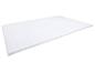 Witte gewatteerde matrastopper met horizontale stiksels.