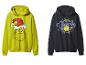 Twee Grinch hoodies: één limoengroen met de Grinch met kerstmuts, de andere marineblauw met een Grinch-logo.