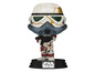 Une figurine Funko Pop Star Wars d'un Stormtrooper avec un casque cassé.