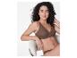 Femme aux cheveux bouclés, soutien-gorge et culotte marron, assise sur une chaise.