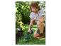 Femme taillant l'herbe avec des cisailles à gazon sans fil PARKSIDE.