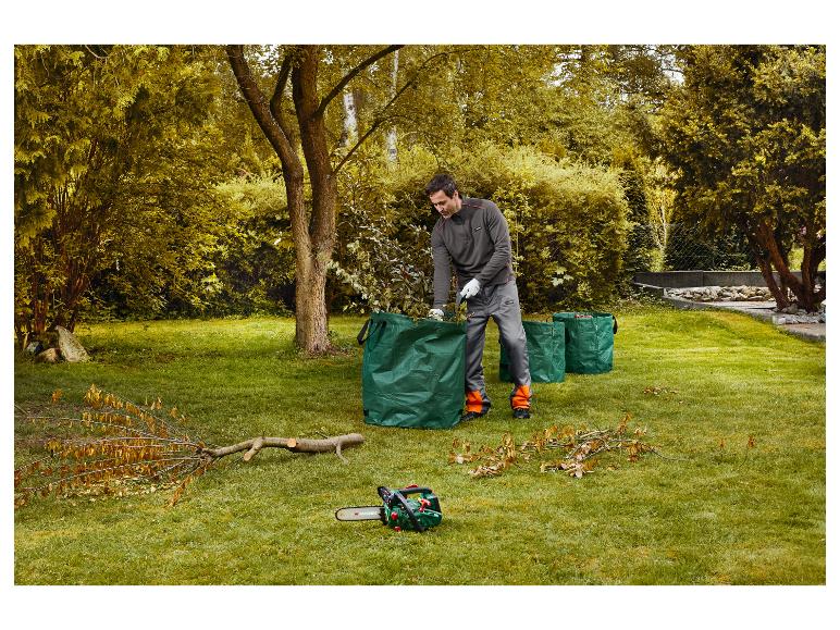 Man in PARKSIDE® herentroyer verzamelt tuinafval in een groene zak.