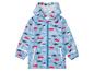 Un imperméable bleu pour enfants avec un motif de voitures.