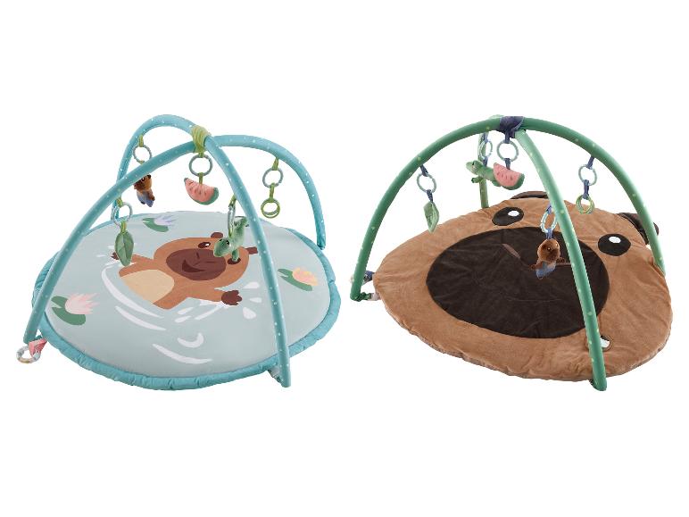 Twee baby speelmatten met bogen en hangspeeltjes, één met een bever, één met een mopshond.