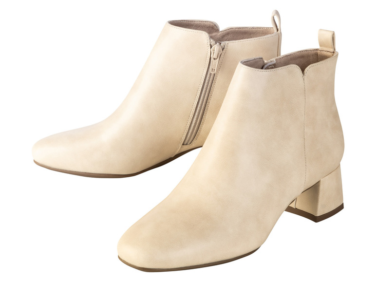 Twee paar beige enkellaarsjes met hak.