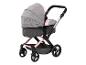 Een grijze en roze kinderwagen met een roze voering.