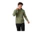 Een man in een groene hoodie en zwarte broek lacht, kijkend naar beneden.