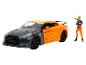 Une voiture jouet Nissan GT-R orange avec une figurine de Naruto.