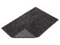Tapis de bain gris foncé texturé, partiellement plié