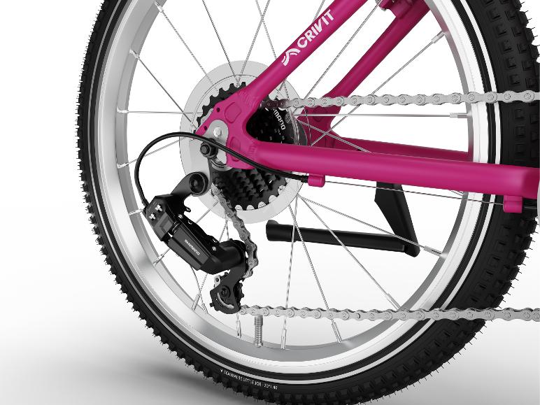 Roue arrière d'un vélo enfant rose avec dérailleur et chaîne.