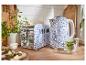 Een SilverCrest broodrooster en waterkoker, blauw-wit design, in een keuken.