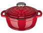 Cocotte en fonte rouge avec couvercle.