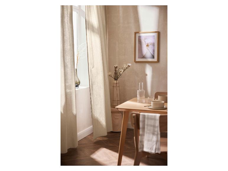 Linge de maison beige, table en bois et vaisselle dans une ambiance minimaliste.