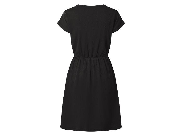 Robe d'été noire décontractée avec taille élastiquée et manches courtes.