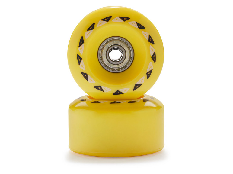 Deux roues de skate jaunes avec un motif géométrique.
