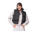 Femme avec un gilet noir et un pull beige.