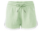 Groene joggingbroek met witte accenten.