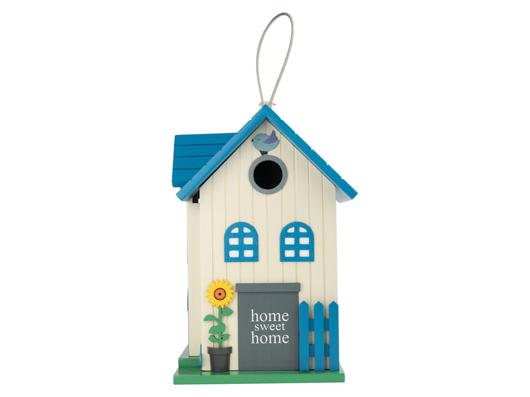 Un nichoir en bois avec un toit bleu et une pancarte 'home sweet home'.