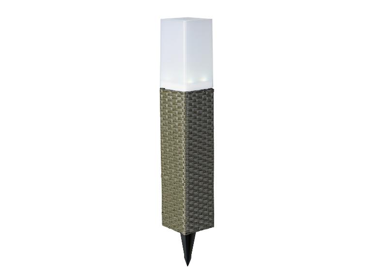 Gevlochten tuinlamp met een grondpin om in de grond te steken.