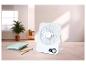 Ventilateur de bureau blanc avec affichage numérique 60° sur une table en bois avec carnets et stylos.