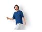 Homme aux cheveux bouclés, portant un t-shirt bleu avec le logo Lidl et un short gris.