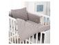 Wit babybedje met grijs gestippeld beddengoed en stootrand