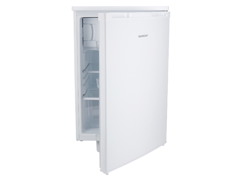 Witte SilverCrest minikoelkast met binnenplanken.