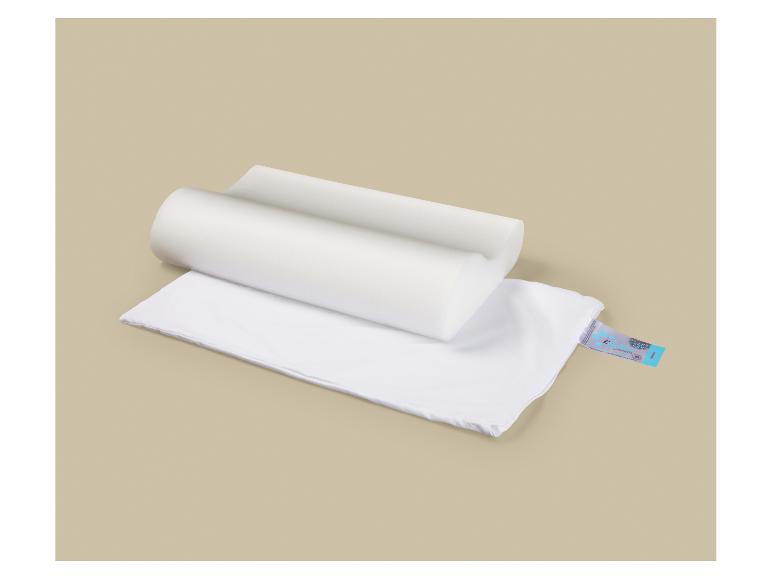 Wit nekkussen met hoes op een beige achtergrond.