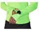 Homme en t-shirt vert fluo à manches longues vérifiant sa montre connectée au poignet.