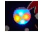 Close-up van een gebreide stof met gloeiende kleurrijke lichtjes, mogelijk onderdeel van een feestelijk kledingstuk.