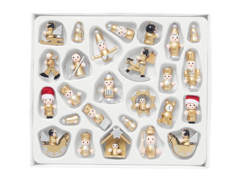 Assortiment gouden en zilveren houten kerstornamenten in een witte doos.