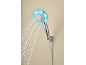 Pommeau de douche chromé avec éclairage LED bleu, d'où jaillit de l'eau.