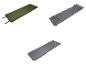 Trois matelas de couchage différents : un vert autogonflant, un gris gonflable avec oreiller et un gris autogonflant.