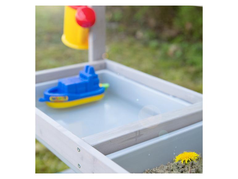 Kinder water- en zandtafel met blauwe boot en gele gieter.