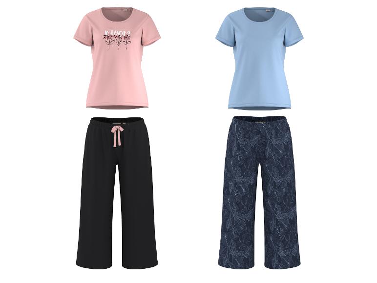 Damespyjama met een roze T-shirt met bloemenprint en een zwarte broek, en een blauwe pyjama met een bedrukte broek.