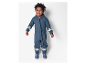 Gelukkig kindje in een blauw regenpak.