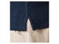 Donkerblauwe polo en lichtbeige broek.