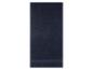Donkerblauwe badhanddoek, gevouwen, met een decoratieve band aan de onderkant.