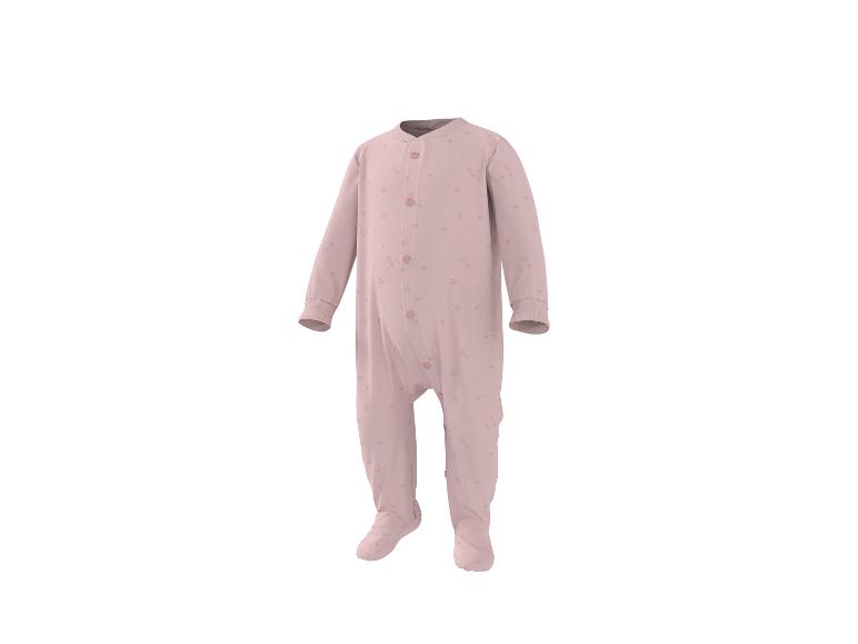Roze babypakje met sterrenpatroon en knoopsluiting aan de voorkant.