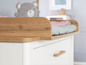 Witte commode met houten commodeblad en lade.