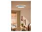 Stijlvolle plafondlamp in een moderne badkamer.