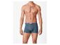 Homme portant un boxer esmara bleu sur fond blanc.