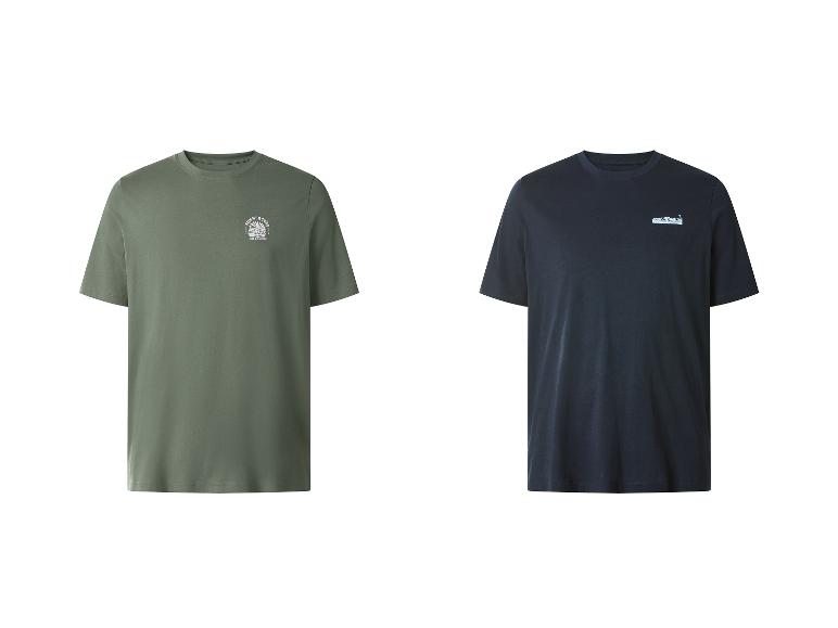 Twee T-shirts met korte mouwen: een groene met de tekst 'SUMMER SURF' en een blauwe met een landschap.