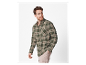 Homme en chemise à carreaux