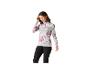 Vrouw in wit en roze shirt met lange mouwen met skithemamuster en zwarte broek.