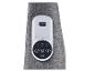 Contrôleur de massage avec écran numérique et boutons pour les modes et la chaleur, sur tissu gris.