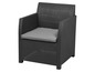 Un fauteuil de jardin en rotin noir avec un coussin gris.