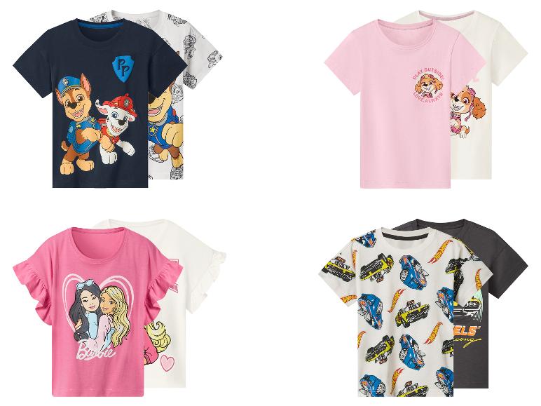 Vier sets kindershirts: Paw Patrol, Barbie en Hot Wheels ontwerpen.