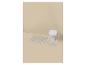 Beige badmatset met wit toilet op een beige achtergrond.